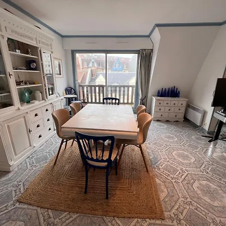 Duplex En Plein Centre, 3min Apartment Deauville